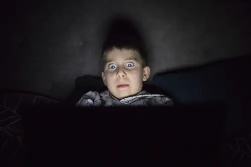 I ragazzi non devono guardare tv al buio prima di dormire