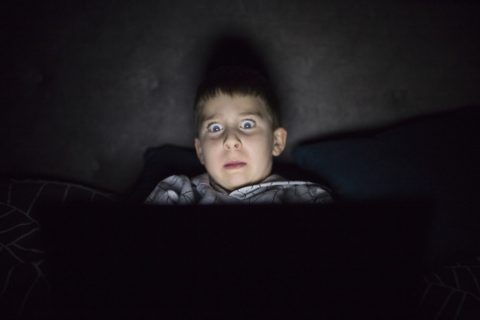 I ragazzi non devono guardare tv al buio prima di dormire