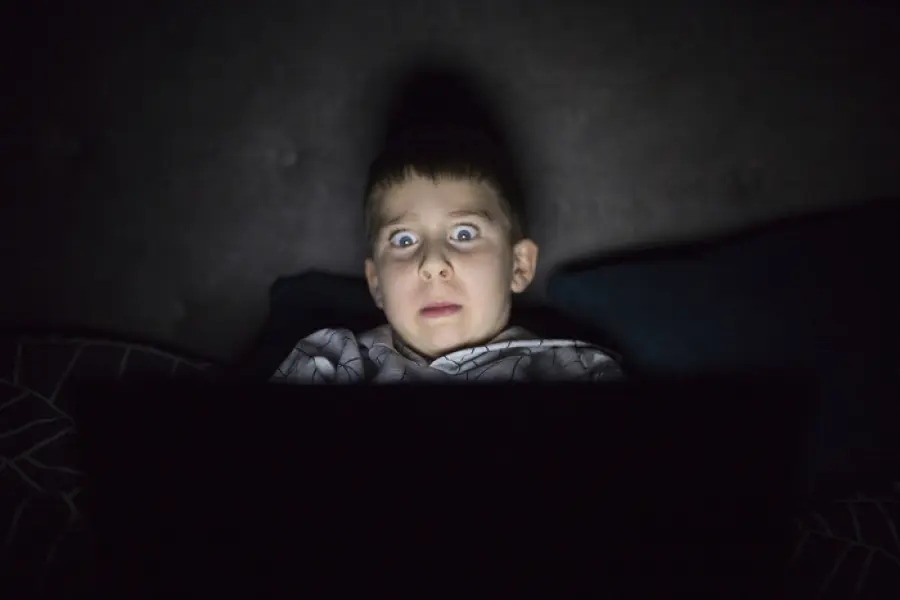 I ragazzi non devono guardare tv al buio prima di dormire