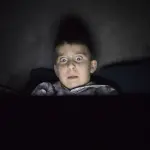 I ragazzi non devono guardare tv al buio prima di dormire