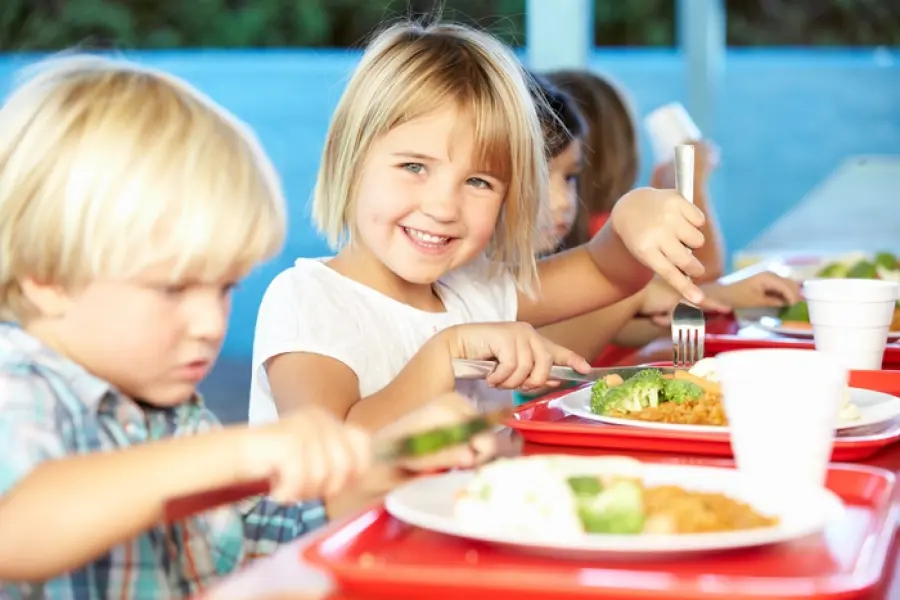 Ecco come deve essere strutturata la corretta giornata alimentare dei bambini