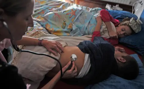 Tre mosse per prevenire otite, raffreddore e tosse nei bambini