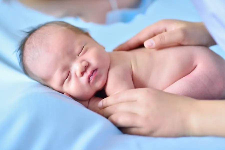 Per i bambini una dolce carezza è come un antidolorifico naturale