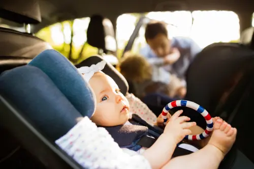 Consigli per non dimenticare i bambini in auto