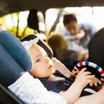 Consigli per non dimenticare i bambini in auto