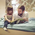 Leggere favole ai propri figli? Meglio il libro di carta rispetto all'e-book